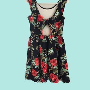 MOVING SALE 🐾💕NWT Floral Navy Bow Back Dress